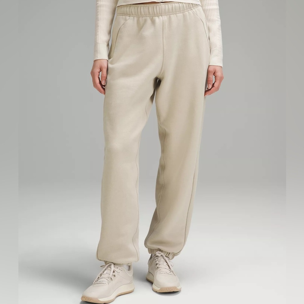 Lululemon Scuba Mid-Rise Oversized Jogger
Regular M